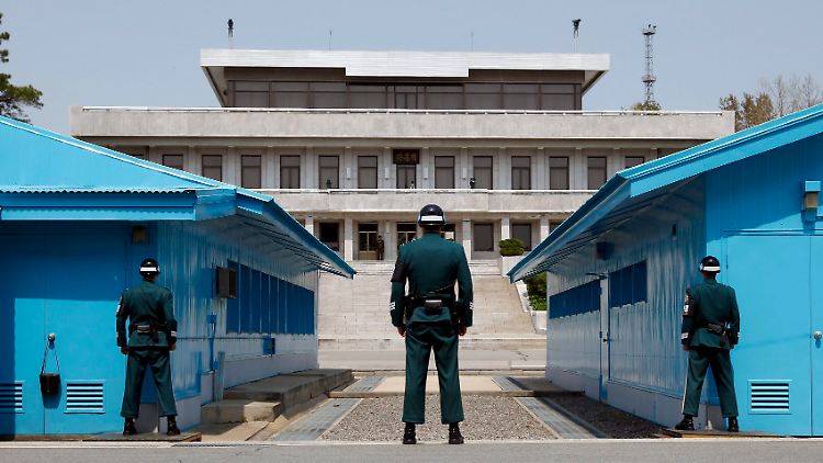 In Panmunjom - dem Ort des Waffenstillstands - stehen sich Grenztruppen beider Seiten seit 1953 gegenüber: Eine Pipeline von Russland nach Südkorea müsste die streng bewachte Demarkationslinie durchqueren.