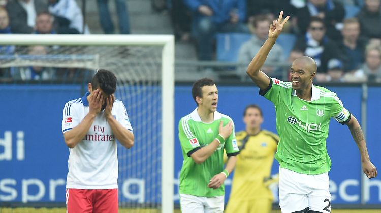 Wolfsburgs Naldo (r.) leitete zu Beginn der 2. Halbzeit das Tor zum 3:0 ein. Den Hamburgern gelang nur noch der Anschlusstreffer.