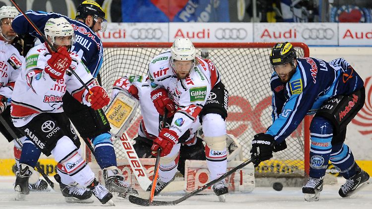 Der Ingolstädter John Laliberte sowie Rob Collins (l.) und Daniel Tjärnqvist von Köln kämpfen um den Puck.