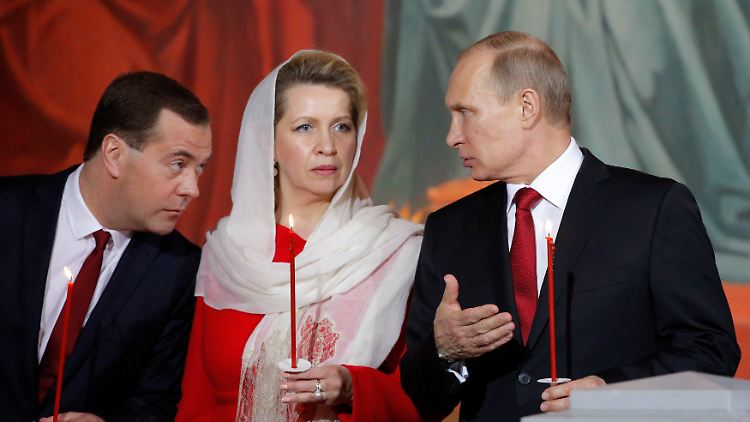 Putin (r.), Ministerpräsident Medwedew (l.) und dessen Frau Svetlana bei einer Osterfeier in Moskau.