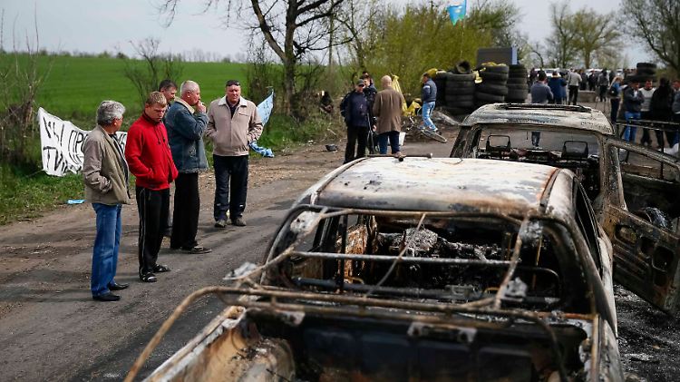 Nach der Schießerei: Ausgebrannte Autos nahe der prorussischen Kontrollstelle bei Slawjansk.
