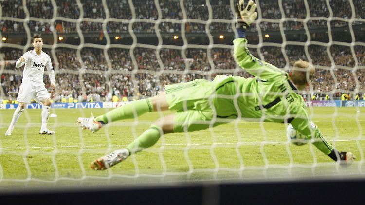 Madrid, der 25. April 2012: Manuel Neuer pariert den Elfmeter von Cristiano Ronaldo. Bayern kommt weiter - und scheitert im "Finale Dahoam".