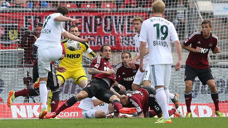 Bayers Sebastian Boenisch versucht es mit einem Schuss.