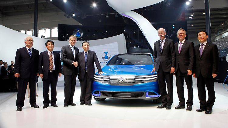 "Ein Stützpfeiler der Strategie von Daimler für Elektrofahrzeuge in China": Daimler-Chef Zetsche (5.v.l.) präsentiert in Peking den "Denza".