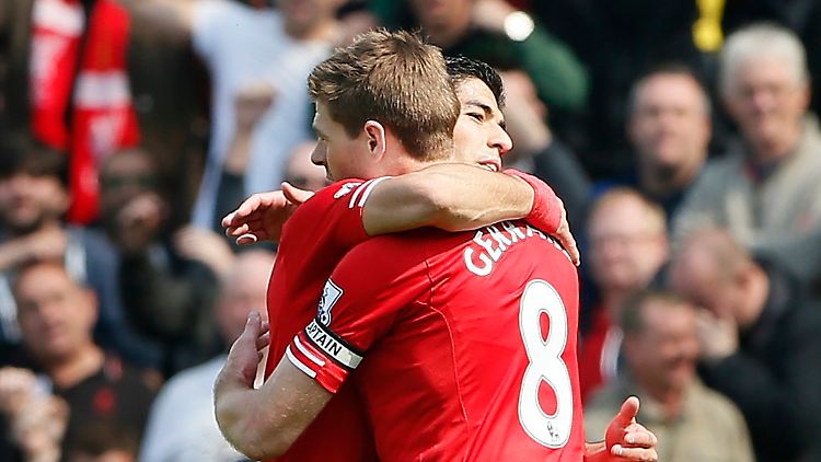 Kapitän Steven Gerrard umarmt Goalgetter Luis Suarez.