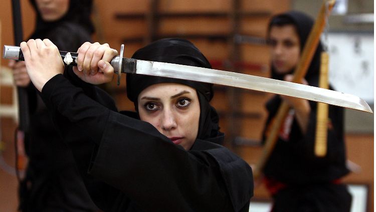 Eine Iranerin beim Ninjutsu-Training: Anders als sein Vorgänger setzt sich Präsident Ruhani für die Frauenrechte ein.