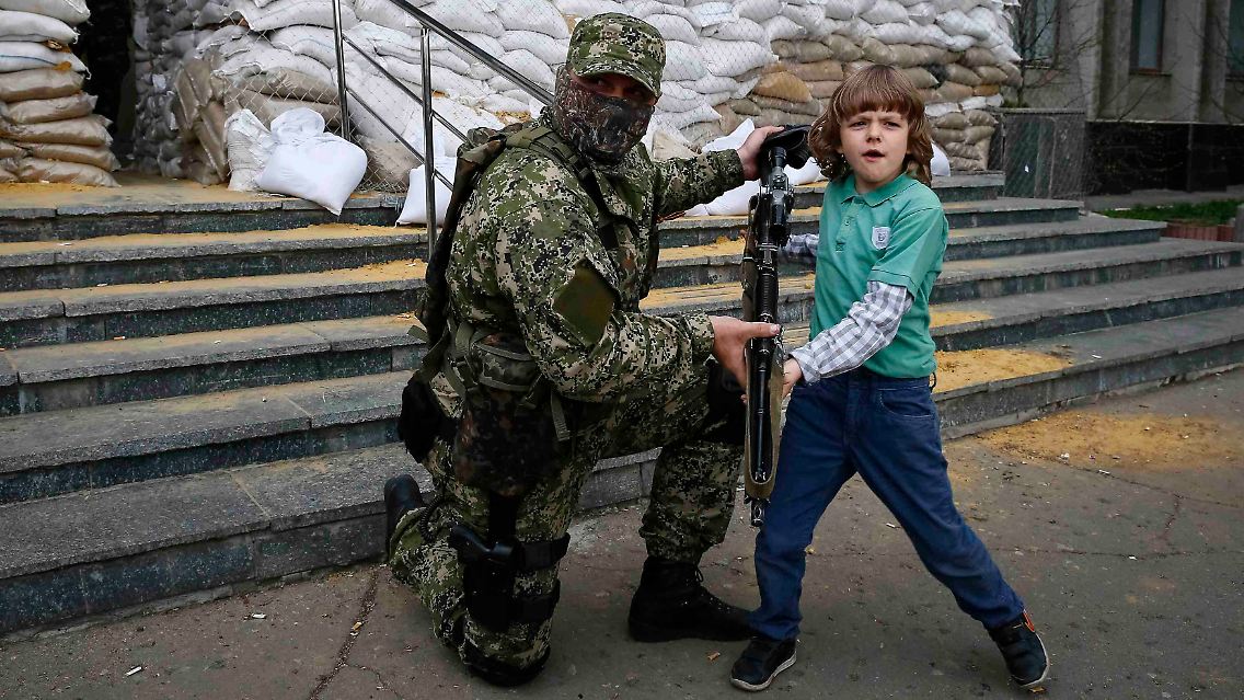 2014-04-20T162823Z_1762089085_GM1EA4L018I01_RTRMADP_3_UKRAINE-CRISIS-SLAVIANSK-CLASH.JPG1042177820883303502.jpg