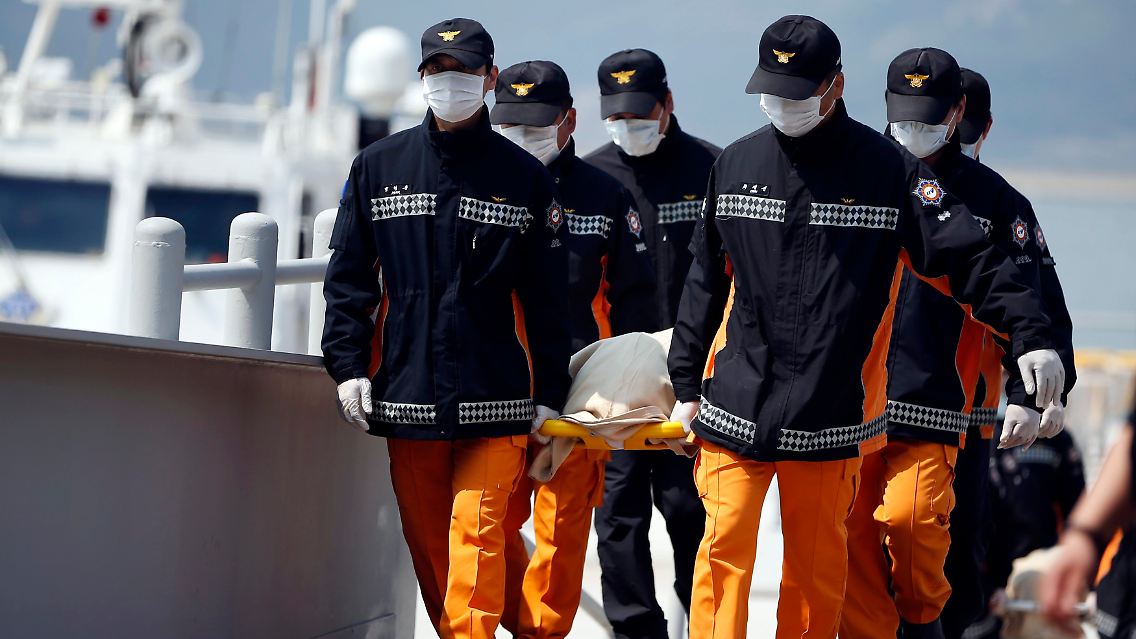 2014-04-21T022619Z_460372866_GM1EA4K145701_RTRMADP_3_KOREA-SHIP.JPG2693479492048323505.jpg