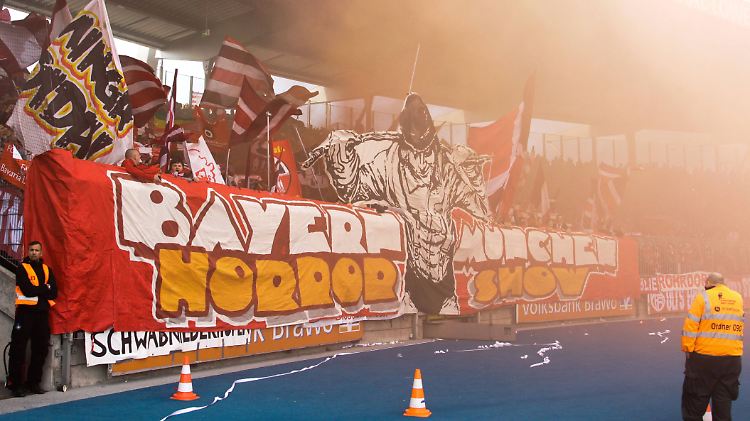 Vielleicht war in der Choreographie der Bayern-Fans auch etwas Schlafsand versteckt.