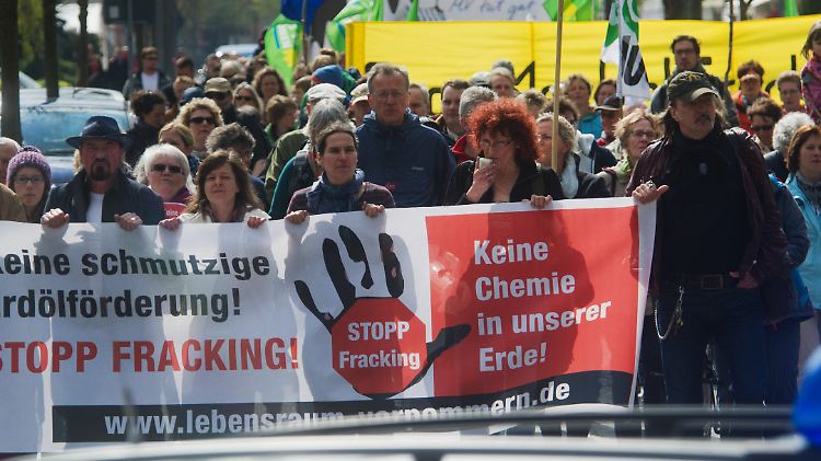 Rund 500 Menschen demonstrieren auf Usedom gegen Fracking.