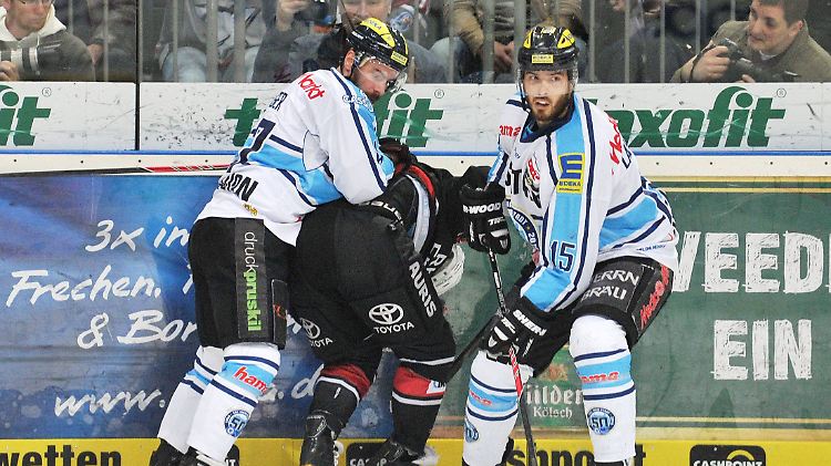 Derek Dinger (links) und John Laliberte haben ihren Kölner Gegenspieler gut im Griff.
