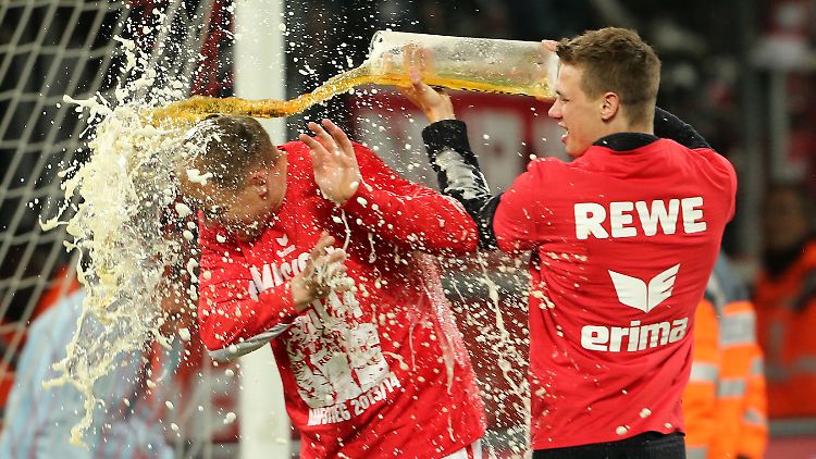 Eigentlich zum Trinken gedacht, eignet sich aber auch vorzüglich zum Duschen: Kevin McKenna feucht-fröhlich. 