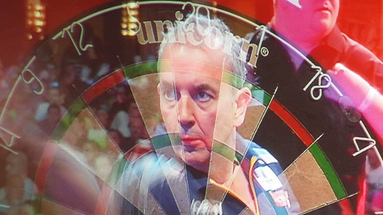 "The Power" hochkonzentriert im Halbfinale der German Darts Masters 2014.