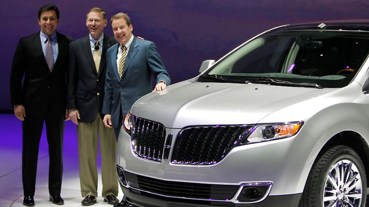 Mark Fields, Alan Mulally und der Konzern-Vorsitzende Bill Ford.