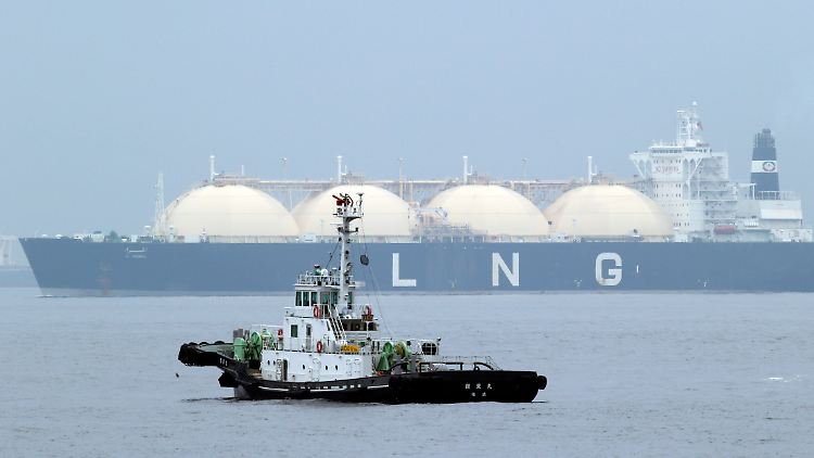 Die "Al Hamra" bei der Einfahrt in den Hafen von Yokohama: Der Import von Flüssiggas (LNG) zählt in Japan zum Alltag.