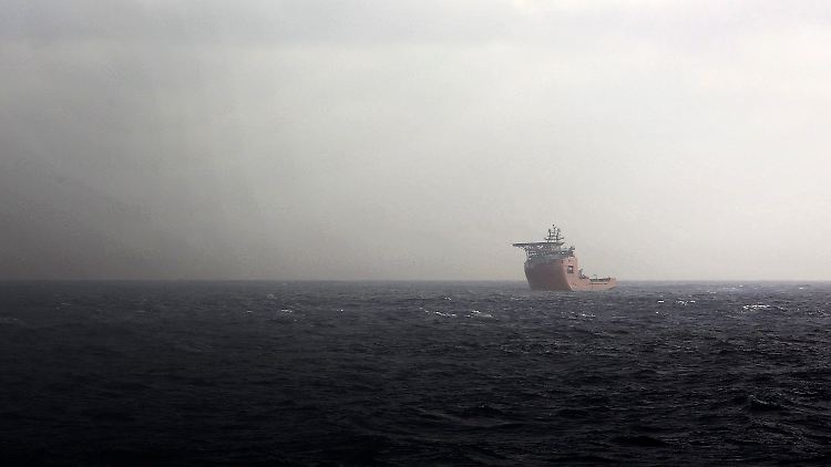 Die Suchschiffe, darunter das australische Marineschiff "Ocean Shield", können ihre Arbeit trotz des Zyklons vorerst fortsetzen.