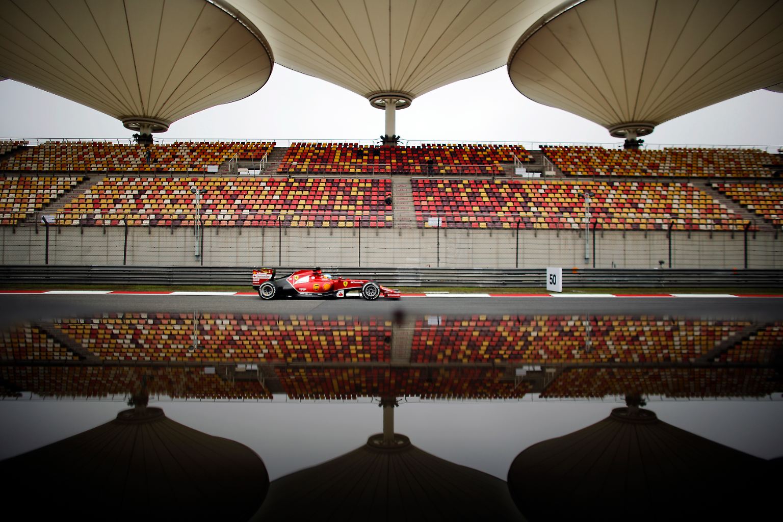 Üben in China: Der spanische Formel-1-Pilot Fernando Alonso in seinem Ferrari auf dem Kurs in Schanghai. Beim Rennen reichte es dann immerhin zu Platz drei.