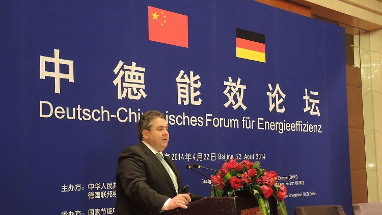 Der "alte Weg" der grenzenlosen Energieverschwendung ist zu Ende: Sigmar Gabriel wirbt in Peking für Öko-Knowhow aus Deutschland.