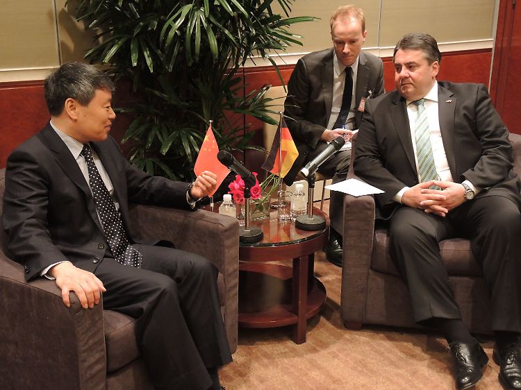 Im Gespräch mit dem Vorsitzenden der Nationalen Entwicklungs- und Reformkommission Chinas (NDRC), Xu Shaoshi: Gabriel (r.) spricht mit den Chinesen über die geplanten Wirtschaftsreformen in dem Land.