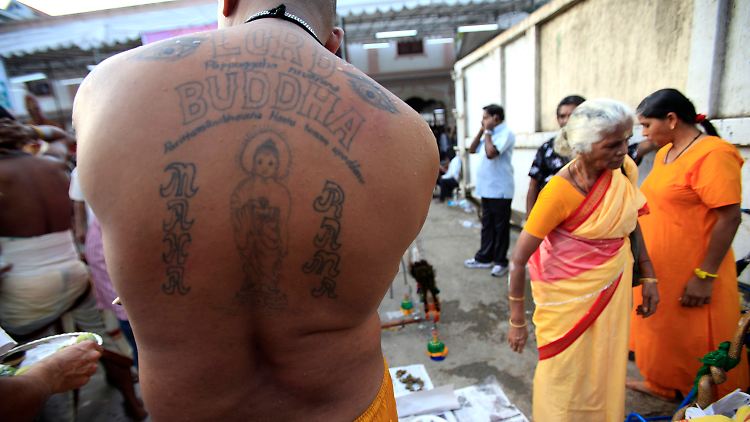 Träger solcher Tattoos müssen in Sri Lanka mit rechtlichen Konsequenzen rechnen (Archivbild).