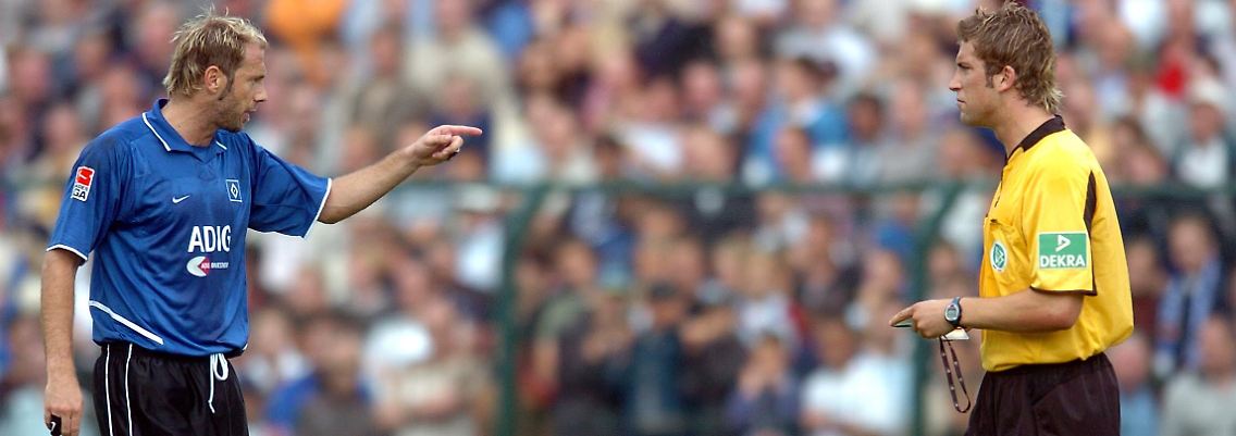 Empört: Hamburgs Sergej Barbarez zeigt auf Schiedsrichter Robert Hoyzer.