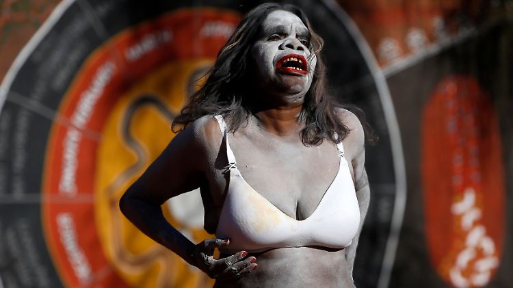 Eine Aborigine-Frau begrüßt das Prinzenpaar mit einem traditionellen Tanz.