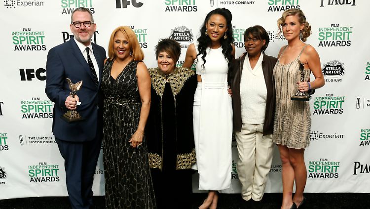 Regisseur und Produzent Morgan Neville, die Sängerinnen Darlene Love und  Judith Hill (2.u.4.v.l.) sowie Produzentin Caitrin Rogers (r) freuen sich über den Erfolg des Films - hier bekamen sie den Preis für "Best Documentary" bei den Independent Spirit Awards in Santa Monica am 1. März 2014. 