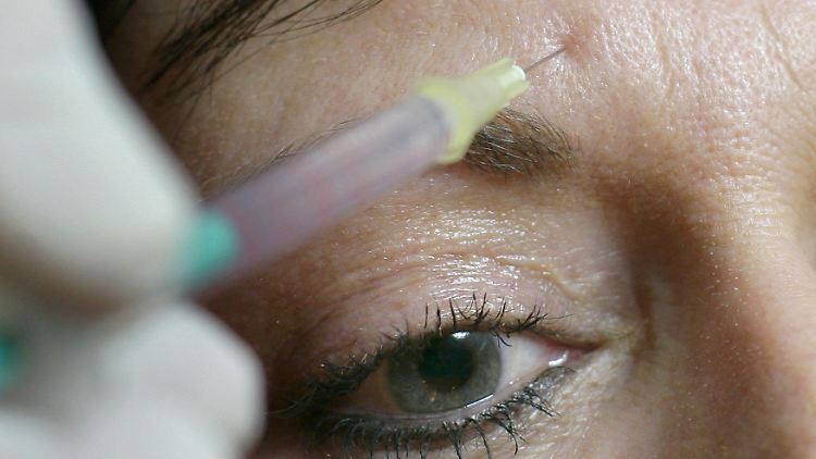 In die Stirn (wie im Bild) oder auch in die Lippen: Botox kommt immer häufiger zum Einsatz.
