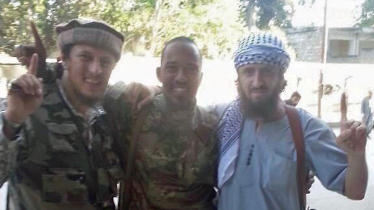 Ein getwittertes Bild zeigt Cuspert umgeben von zwei "Brüdern" in Syrien.