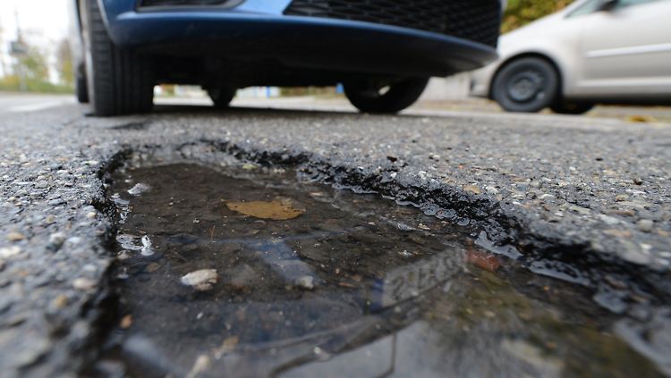 Straßenreparaturen sollen "keine Mehrbelastungen" ergeben, verspricht Verkehrsminister Dobrindt.