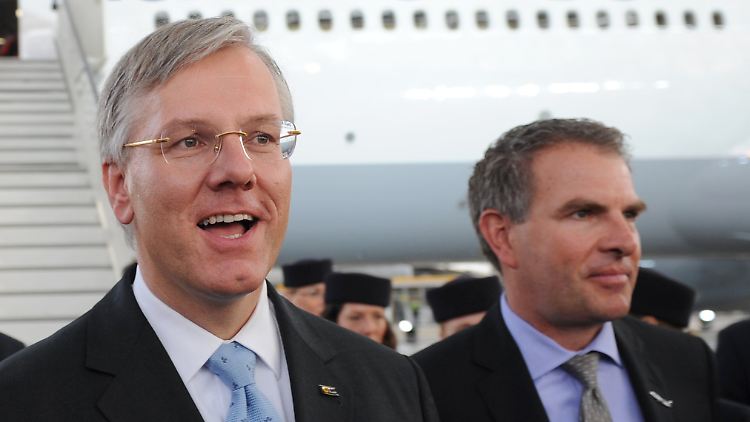 Christoph Franz (links) übergibt den Stab an Carsten Spohr.
