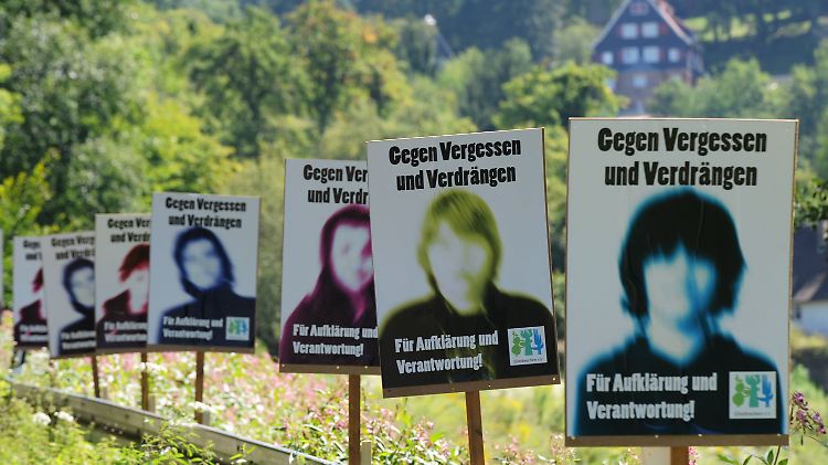 Mahntafeln "gegen Vergessen und Verdrängen" von Missbrauchsopfern stehen nahe der Odenwaldschule an einer Straße.