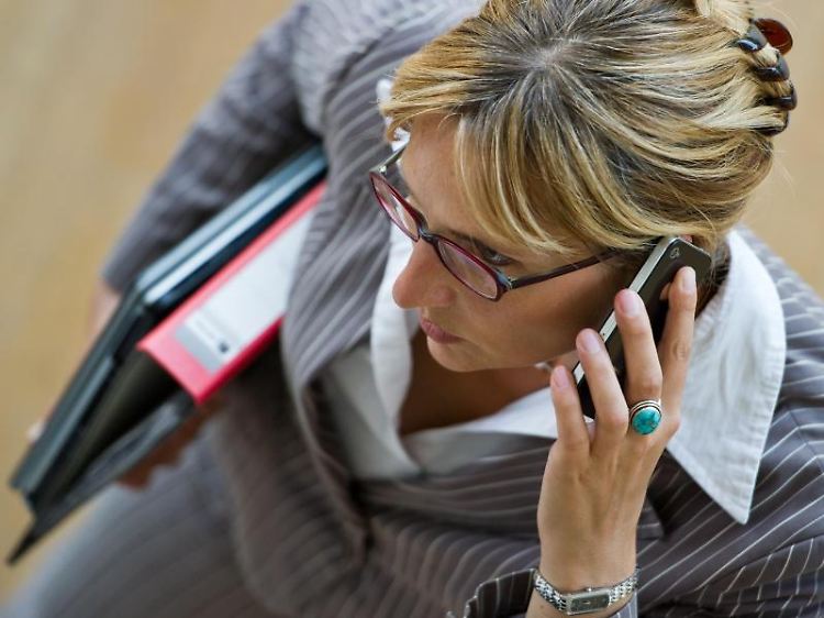 Aufgepasst: Handy-Gespräche in der Öffentlichkeit sind nicht anonym. Wer Geschäftliches bespricht, muss diskret sein.