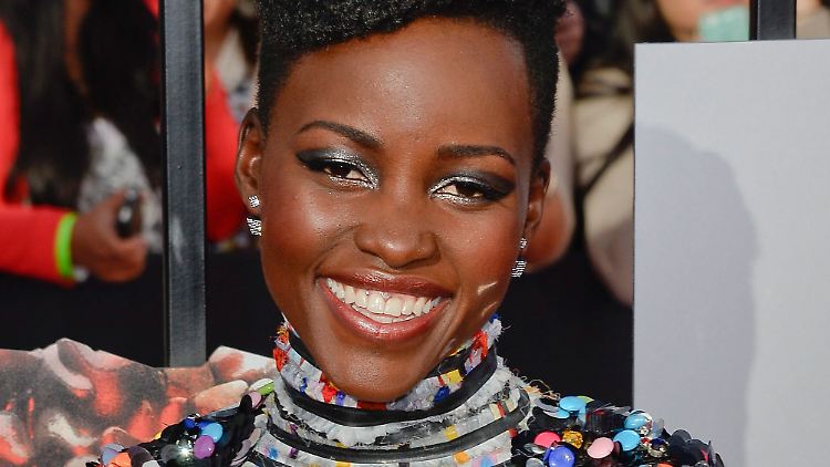 Strahlendes Lachen, immer gewagte, aber gelungene Outfits - Lupita Nyong'o.