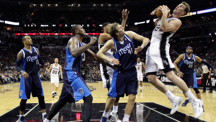 Dirk Nowitzki (3.v.r.) und seine Mavs überzeugten mit einer geschlossenen Defensive gegen die Spurs.
