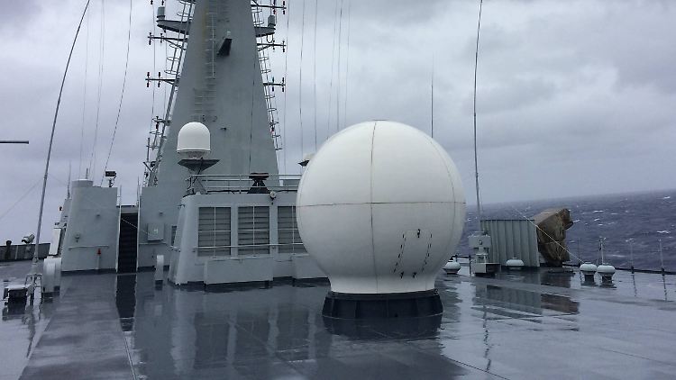 Auch das Suchschiff Jinggangshan der chinesischen Marine ist seit Wochen im Einsatz.