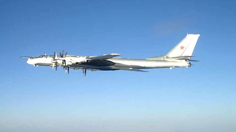 Eine russische Tupolev 95: In Europa bemühen sich die Militärs um Gelassenheit.