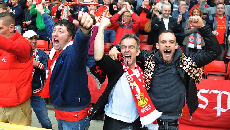 Fans des FC Liverpool bejubeln den Heimsieg gegen Manchester City.
