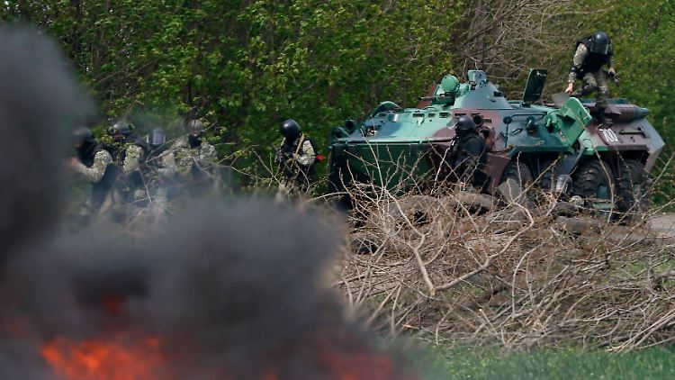 Vor Slawjansk haben Separatisten Barrikaden in Brand gesteckt.