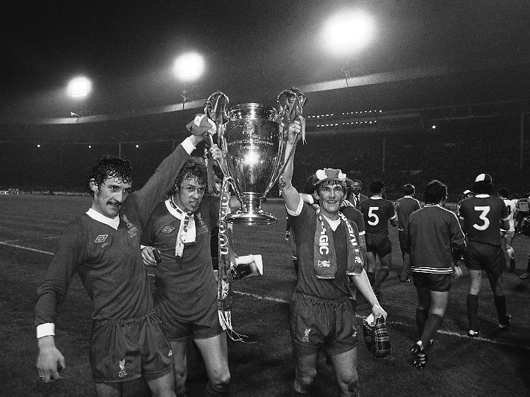 Terry McDermott, Phil Neal und Kenny Dalglish (von links nach rechts) mit dem Landesmeister-Pokal am 10. Mai 1978.