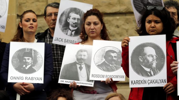 Gemeinsame Gedenkveranstaltung von Türken und Armeniern in Istanbul. Die beiden Staaten tun sich mit einer einvernehmlichen Aufarbeitung indes schwer.