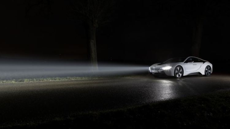Wer Laserlicht einsetzt, verdoppelt die Reichweite des LED-Fernlichts.