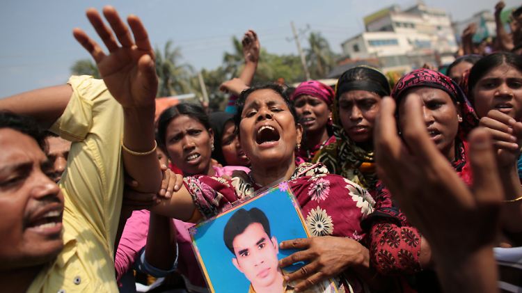 An der Unglücksstelle in Savar versammeln sich die Trauernden.