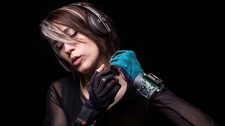 Popstar Imogen Heap macht Werbung für die zweitbesten Kopfhörer im Test.
