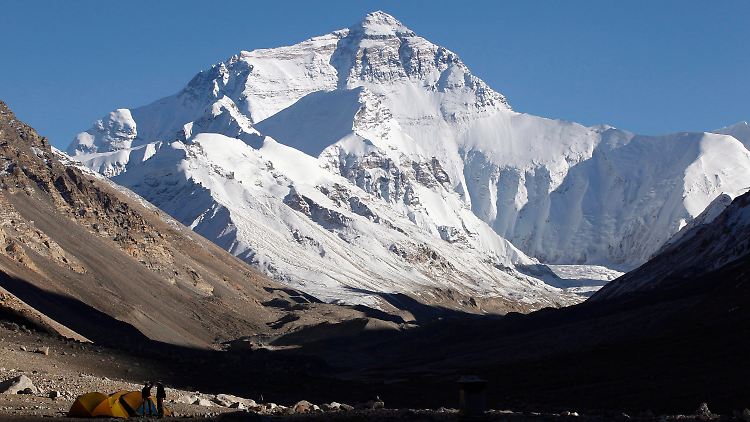 Seit der Erstbesteigung durch den Neuseeländer Edmund Hillary und seinen einheimischen Bergführer Tenzing Norgay 1953 kamen mehr als 300 Menschen am Mount Everest ums Leben, die meisten von ihnen waren einheimische Bergführer.