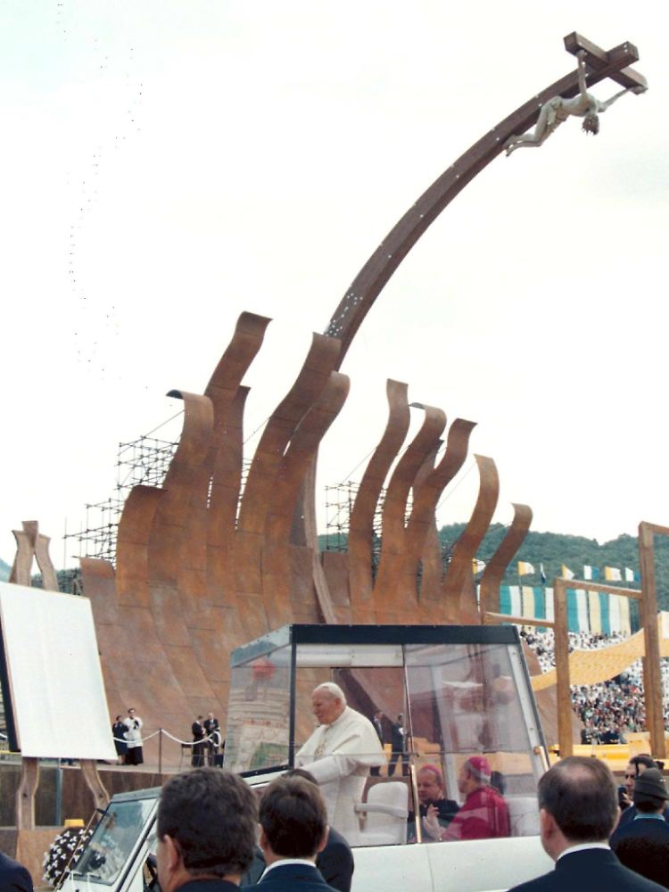 Das Kreuz ist mehr als 30 Meter hoch, allein die Jesusfigur wog 600 Kilogramm. Es erinnert an den Besuch von Johannes Paul II. im September 1998 (im Bild).