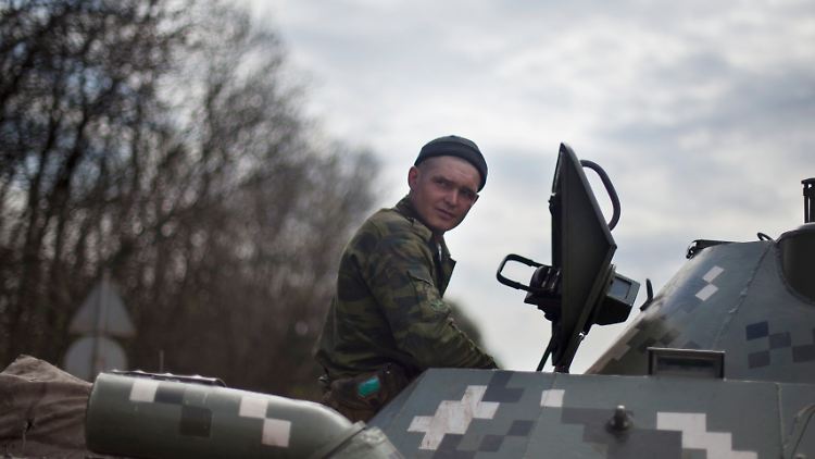 Ein ukrainischer Soldat sitzt auf seinem Panzer und wartet, wie es weitergeht. Armee und Separatisten versuchen, Städte und Dörfer in der Ostukraine unter Kontrolle zu bringen.