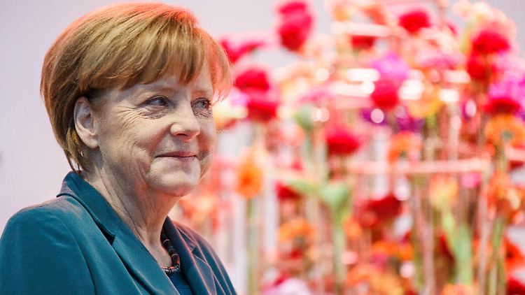 Fußballtrainer Jürgen Klinsmann hielt die Laudatio für Merkel.