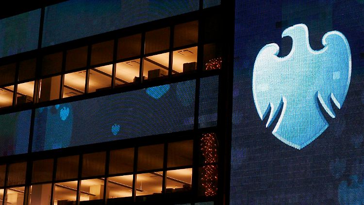 Das Logo der Großbank Barclays - die Bank steht wegen ihrer Boni-Anhebungen in der Kritik der eigenen Aktionäre.