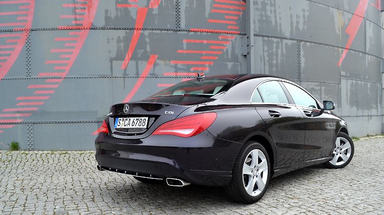Geschwungene Rückleuchten und in die Stoßfänger eingelassene Endrohre sorgen für ein elegantes und kraftvolles Heck.
